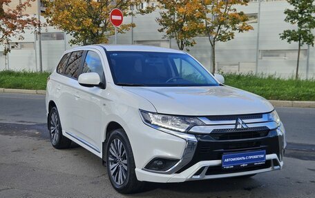 Mitsubishi Outlander III рестайлинг 3, 2022 год, 2 450 000 рублей, 7 фотография