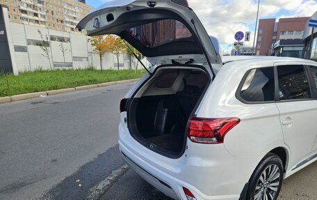 Mitsubishi Outlander III рестайлинг 3, 2022 год, 2 450 000 рублей, 9 фотография