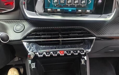 Peugeot 2008 II, 2022 год, 1 350 000 рублей, 14 фотография