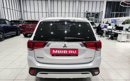 Mitsubishi Outlander III рестайлинг 3, 2019 год, 2 570 000 рублей, 10 фотография