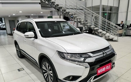 Mitsubishi Outlander III рестайлинг 3, 2019 год, 2 570 000 рублей, 7 фотография