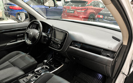 Mitsubishi Outlander III рестайлинг 3, 2019 год, 2 570 000 рублей, 15 фотография