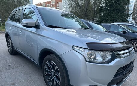 Mitsubishi Outlander III рестайлинг 3, 2014 год, 1 120 000 рублей, 4 фотография