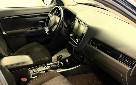 Mitsubishi Outlander III рестайлинг 3, 2020 год, 2 449 000 рублей, 8 фотография