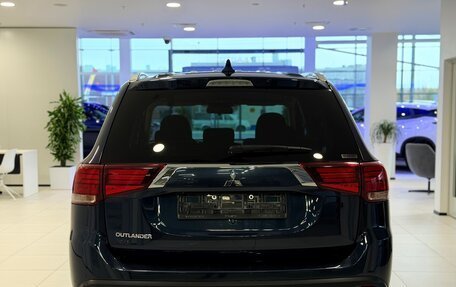 Mitsubishi Outlander III рестайлинг 3, 2020 год, 2 449 000 рублей, 4 фотография