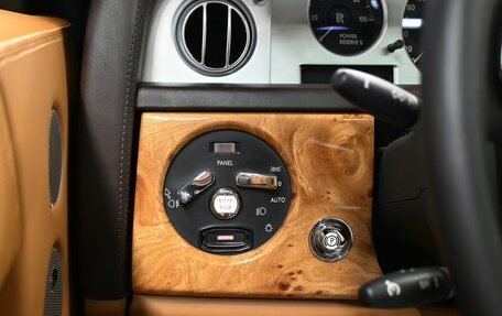 Rolls-Royce Phantom VII рестайлинг, 2005 год, 10 990 000 рублей, 40 фотография