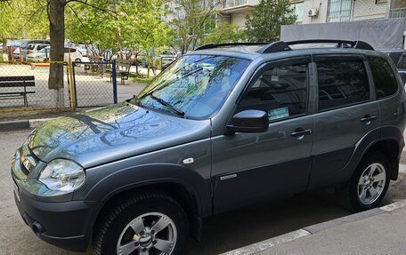 Chevrolet Niva I рестайлинг, 2018 год, 880 000 рублей, 2 фотография