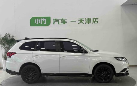 Mitsubishi Outlander III рестайлинг 3, 2022 год, 2 396 000 рублей, 7 фотография