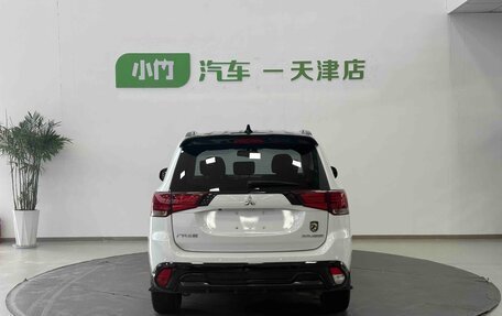 Mitsubishi Outlander III рестайлинг 3, 2022 год, 2 396 000 рублей, 5 фотография
