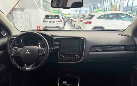 Mitsubishi Outlander III рестайлинг 3, 2022 год, 2 396 000 рублей, 10 фотография