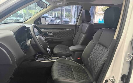 Mitsubishi Outlander III рестайлинг 3, 2022 год, 2 396 000 рублей, 14 фотография