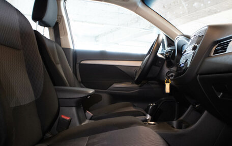 Mitsubishi Outlander III рестайлинг 3, 2014 год, 1 687 000 рублей, 19 фотография