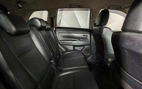 Mitsubishi Outlander III рестайлинг 3, 2017 год, 1 855 000 рублей, 16 фотография