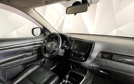 Mitsubishi Outlander III рестайлинг 3, 2017 год, 1 855 000 рублей, 13 фотография