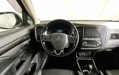 Mitsubishi Outlander III рестайлинг 3, 2017 год, 1 855 000 рублей, 19 фотография