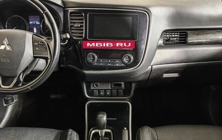 Mitsubishi Outlander III рестайлинг 3, 2017 год, 1 855 000 рублей, 15 фотография