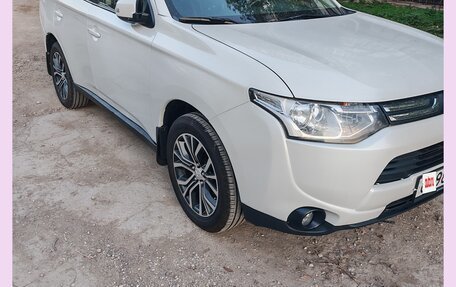 Mitsubishi Outlander III рестайлинг 3, 2013 год, 1 400 000 рублей, 18 фотография