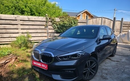 BMW 1 серия, 2021 год, 1 870 000 рублей, 1 фотография