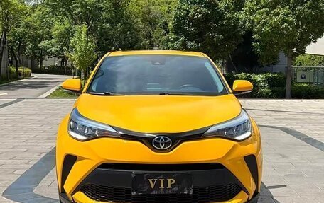 Toyota C-HR I рестайлинг, 2022 год, 1 733 000 рублей, 2 фотография