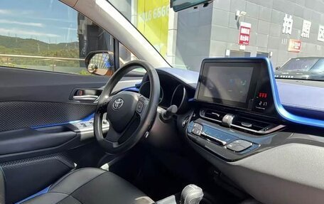 Toyota C-HR I рестайлинг, 2022 год, 1 733 000 рублей, 12 фотография