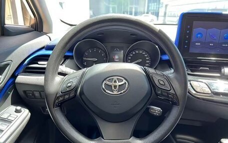 Toyota C-HR I рестайлинг, 2022 год, 1 733 000 рублей, 10 фотография