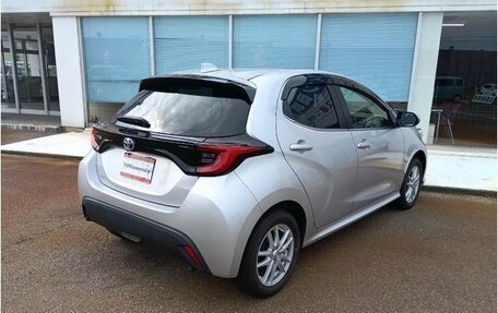 Toyota Yaris, 2023 год, 1 085 000 рублей, 9 фотография