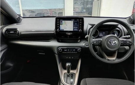 Toyota Yaris, 2023 год, 1 085 000 рублей, 14 фотография
