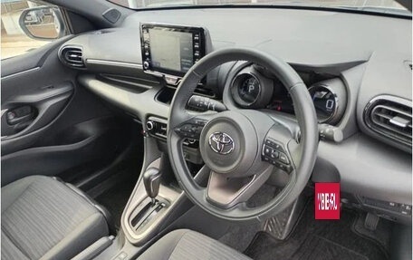 Toyota Yaris, 2023 год, 1 085 000 рублей, 13 фотография