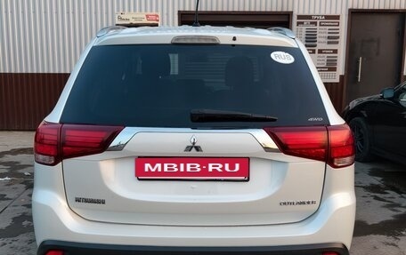 Mitsubishi Outlander III рестайлинг 3, 2015 год, 1 780 000 рублей, 4 фотография