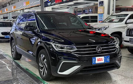 Volkswagen Tiguan II, 2023 год, 2 100 000 рублей, 2 фотография