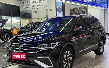 Volkswagen Tiguan II, 2023 год, 2 100 000 рублей, 3 фотография