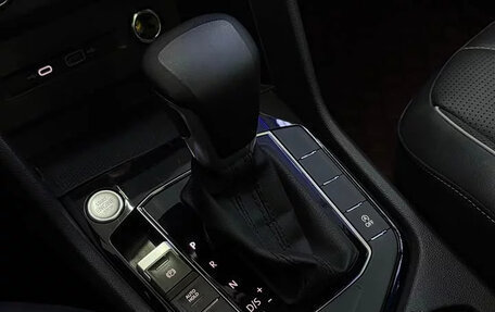 Volkswagen Tiguan II, 2023 год, 2 100 000 рублей, 11 фотография