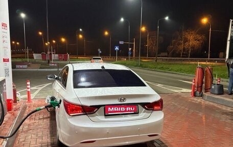 Hyundai Sonata VI, 2010 год, 700 000 рублей, 3 фотография