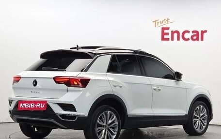 Volkswagen T-Roc I, 2022 год, 2 190 000 рублей, 2 фотография