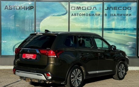 Mitsubishi Outlander III рестайлинг 3, 2021 год, 2 405 000 рублей, 5 фотография