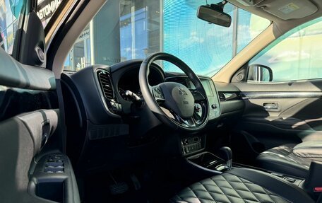Mitsubishi Outlander III рестайлинг 3, 2021 год, 2 405 000 рублей, 10 фотография
