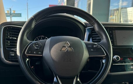 Mitsubishi Outlander III рестайлинг 3, 2021 год, 2 405 000 рублей, 11 фотография