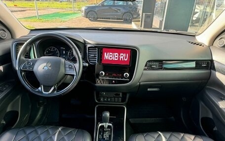 Mitsubishi Outlander III рестайлинг 3, 2021 год, 2 405 000 рублей, 14 фотография
