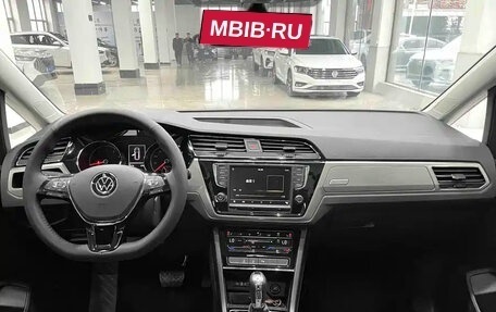 Volkswagen Touran III, 2022 год, 2 271 000 рублей, 9 фотография
