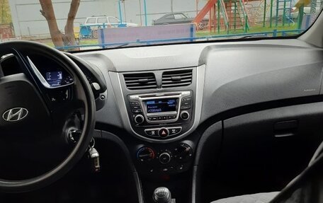 Hyundai Solaris II рестайлинг, 2015 год, 850 000 рублей, 5 фотография