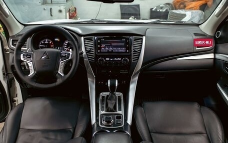 Mitsubishi Pajero Sport III рестайлинг, 2017 год, 2 295 000 рублей, 15 фотография