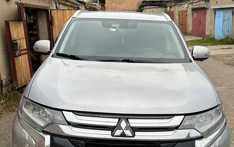 Mitsubishi Outlander III рестайлинг 3, 2018 год, 2 700 000 рублей, 3 фотография