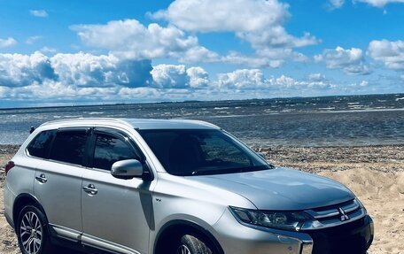 Mitsubishi Outlander III рестайлинг 3, 2018 год, 2 700 000 рублей, 4 фотография