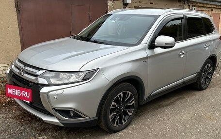 Mitsubishi Outlander III рестайлинг 3, 2018 год, 2 700 000 рублей, 5 фотография
