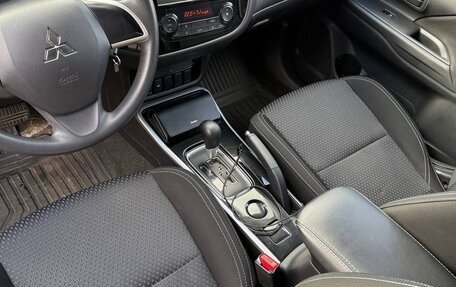Mitsubishi Outlander III рестайлинг 3, 2018 год, 1 800 000 рублей, 3 фотография