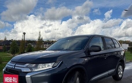 Mitsubishi Outlander III рестайлинг 3, 2018 год, 1 800 000 рублей, 5 фотография