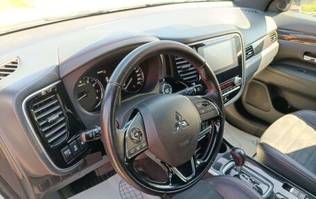 Mitsubishi Outlander III рестайлинг 3, 2020 год, 2 180 000 рублей, 6 фотография