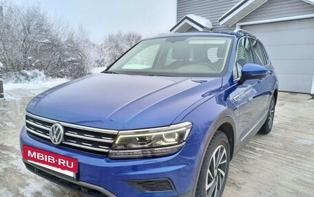 Volkswagen Tiguan II, 2018 год, 1 800 000 рублей, 2 фотография
