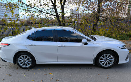 Toyota Camry, 2021 год, 3 300 000 рублей, 2 фотография