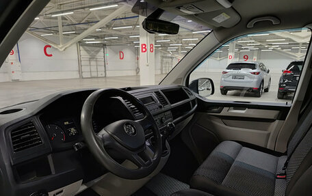 Volkswagen Caravelle T6 рестайлинг, 2016 год, 2 200 000 рублей, 20 фотография